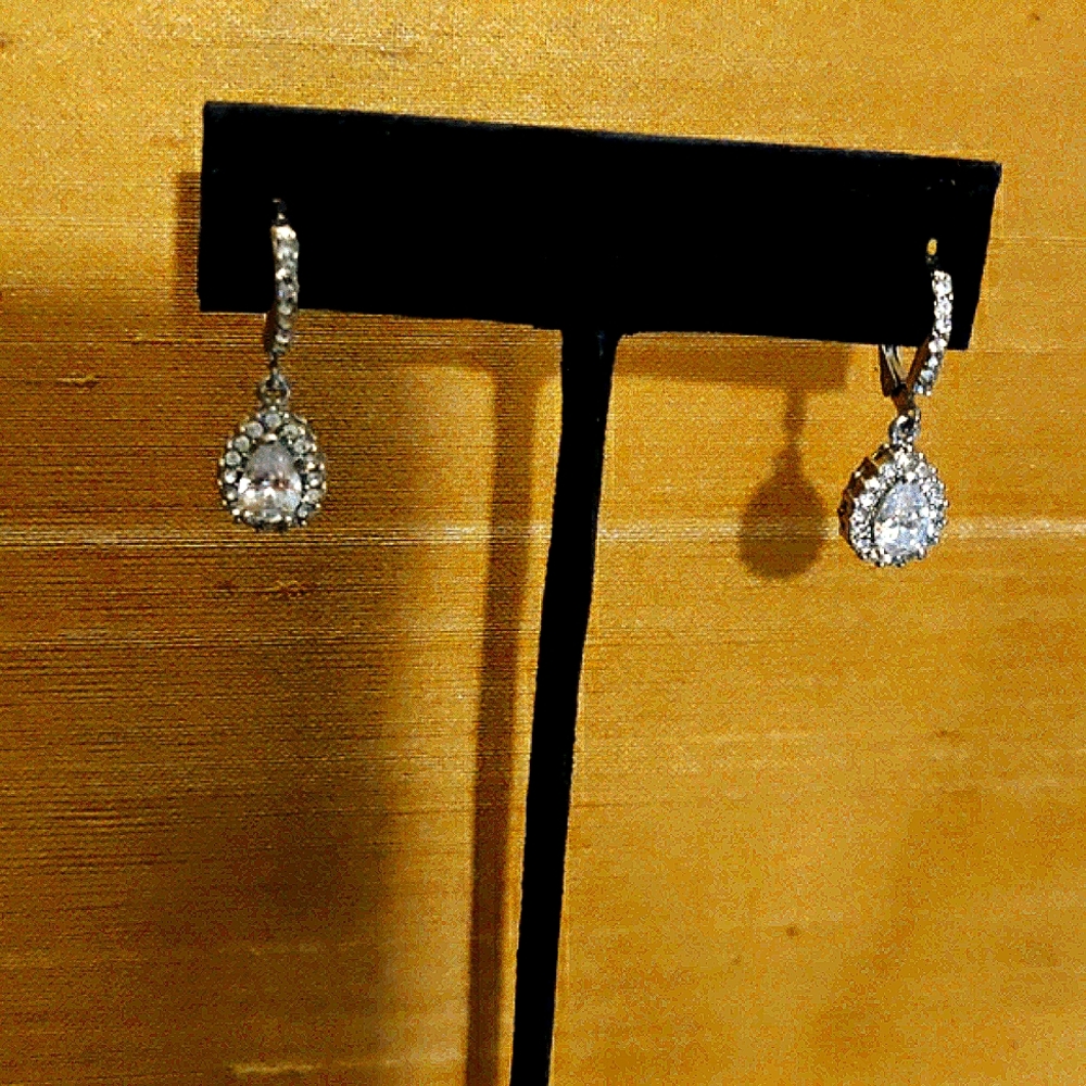 NWOT Sparkling teardrop leverbacks earrings (#149)